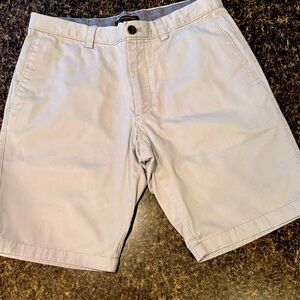 Banana Republic men’s khaki shorts. 32” waist. 9” length. Like new condition.